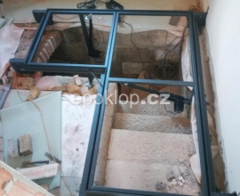 Dvoukřídlý poklop na pochozí sklo ve tvaru L