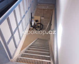 Poklop v garáži s motorem