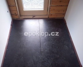 Zavřený dvoukřídlý poklop