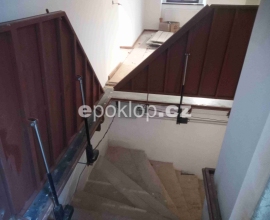 Dvoukřídlý poklop na zadláždění ve tvaru L v Třeboňském zámku - alternativní pohled