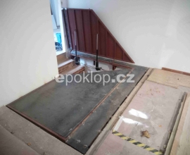 Dvoukřídlý poklop na zadláždění ve tvaru L v Třeboňském zámku - otevřený zadní část