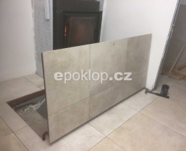 Otevřený zadlážděný poklop
