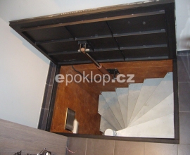 Poklop s hydraulickým pohonem