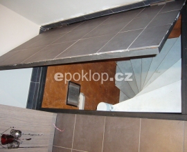 Poklop s hydraulickým pohonem - pootevřený