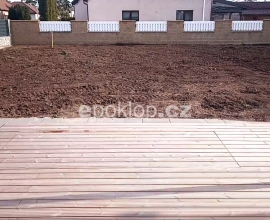 Zavřený terasový poklop se skrytými panty